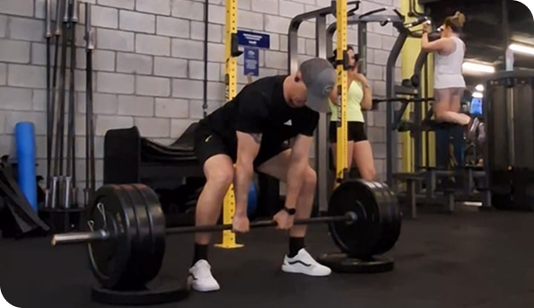 Douglas realizando levantamento de peso